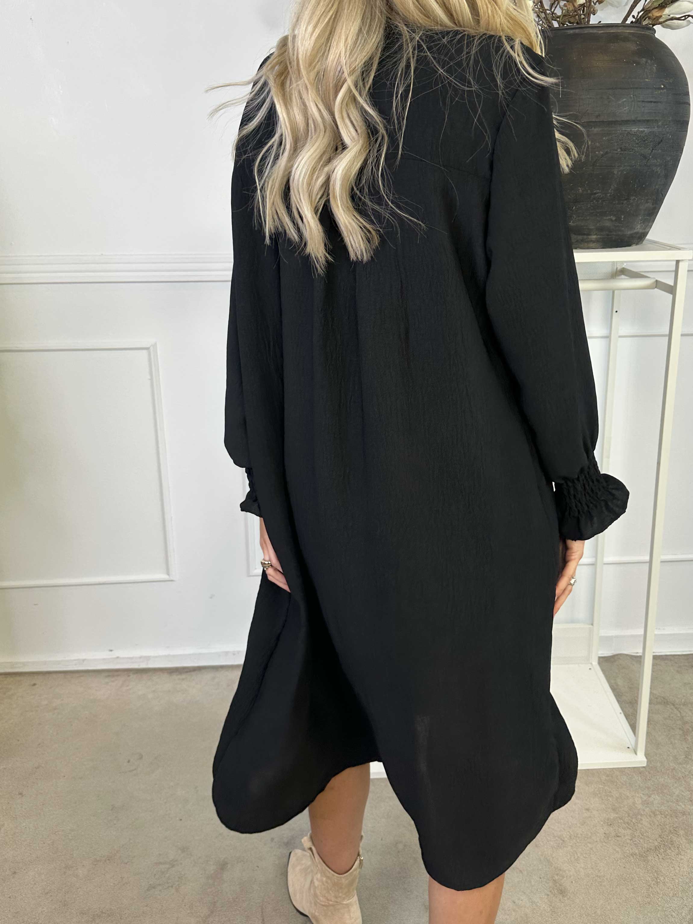 Marisol - Söt smockad klänning med v-ringning